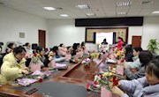 图书馆举办喜迎三八节插花活动