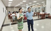 校领导检查图书馆新学期开学准备工作