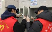 一场爱心“接力”：学生志愿者与党员教师为1794个存包柜换锁