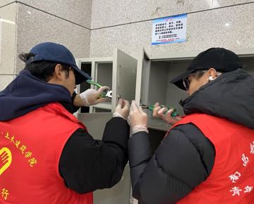 一场爱心“接力”：学生志愿者与党员教师为1794个存包柜换锁